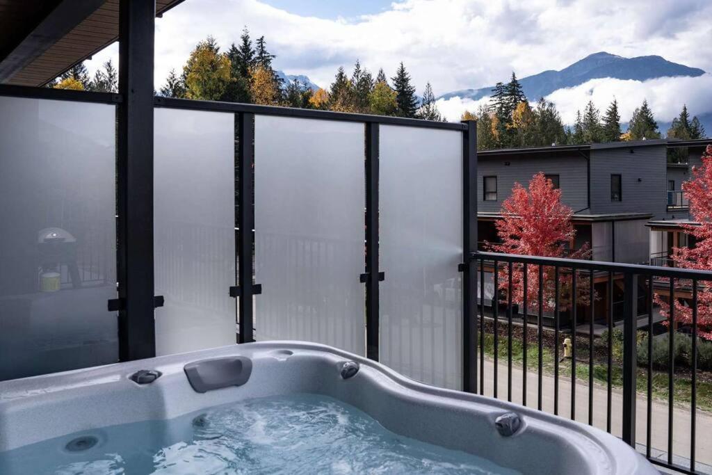 Bluebird Daze By Revelstoke Vacationsアパートメント エクステリア 写真