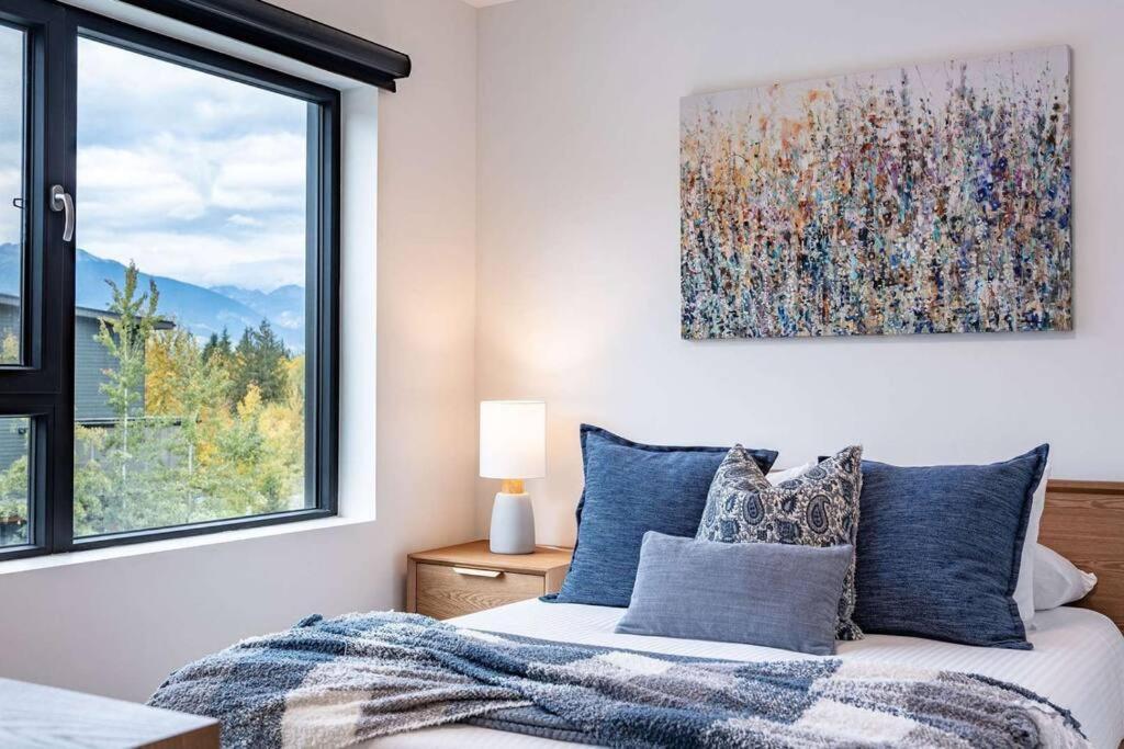 Bluebird Daze By Revelstoke Vacationsアパートメント エクステリア 写真