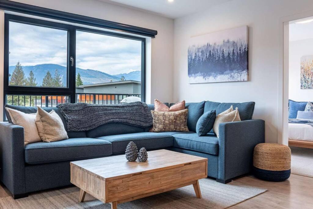 Bluebird Daze By Revelstoke Vacationsアパートメント エクステリア 写真