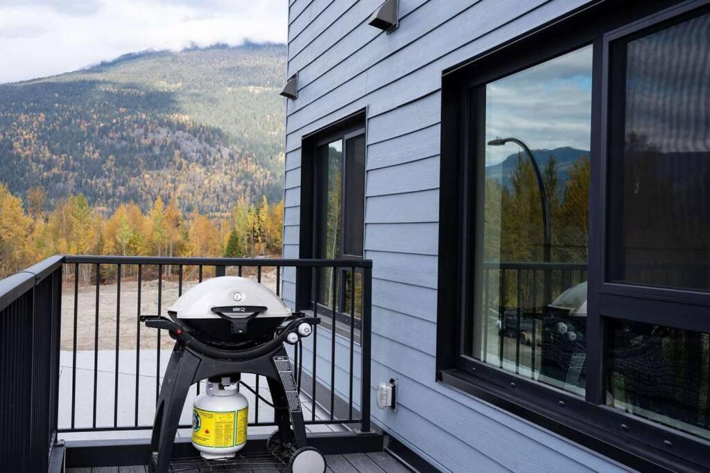 Bluebird Daze By Revelstoke Vacationsアパートメント エクステリア 写真