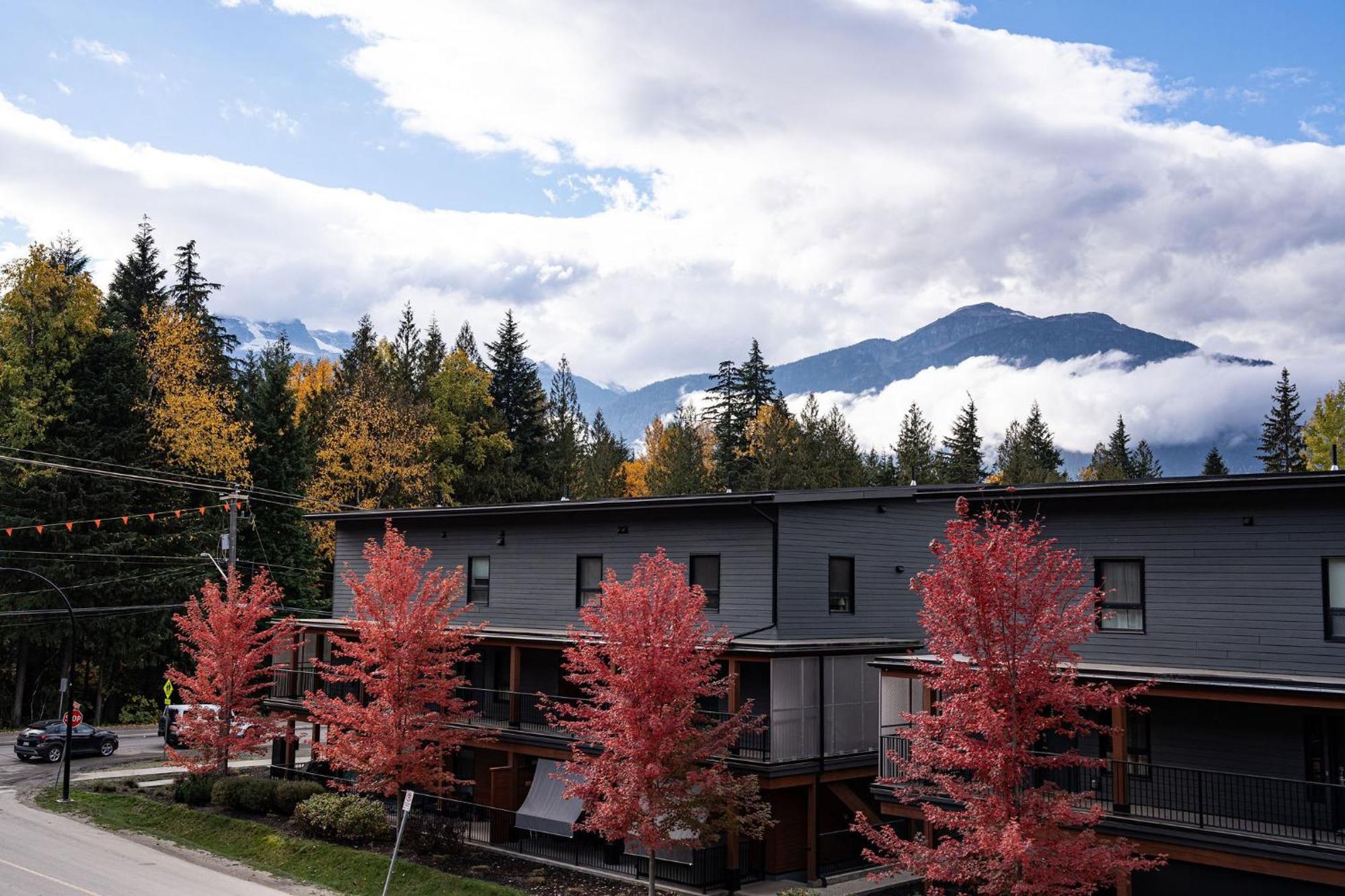 Bluebird Daze By Revelstoke Vacationsアパートメント エクステリア 写真