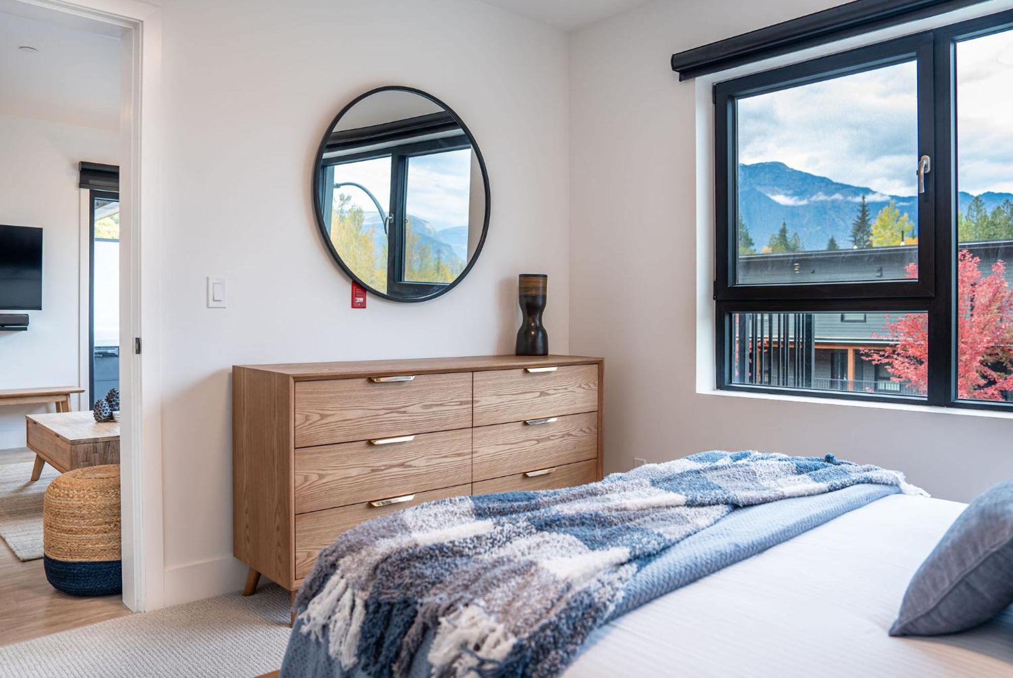 Bluebird Daze By Revelstoke Vacationsアパートメント エクステリア 写真