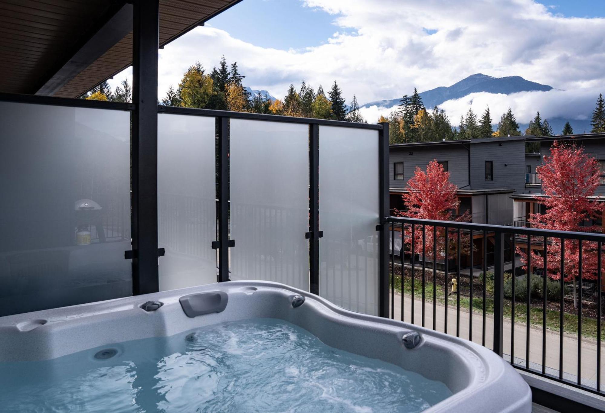 Bluebird Daze By Revelstoke Vacationsアパートメント エクステリア 写真